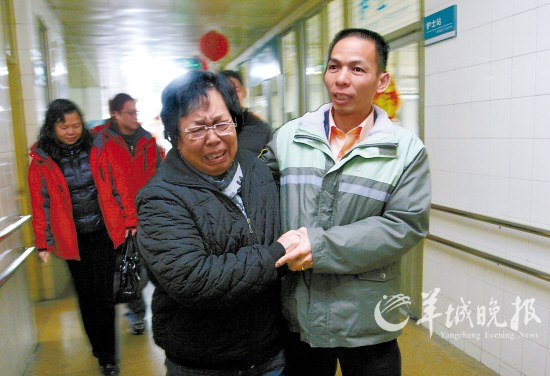 老人乘公交突发急症昏厥司机闯红灯将其送至医院