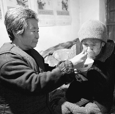 河北饶阳农户一家三代60年坚持照顾抗日老兵(图)