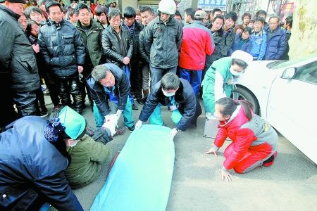 准新娘筹备婚礼时撞倒路人跪地求谅解(图)