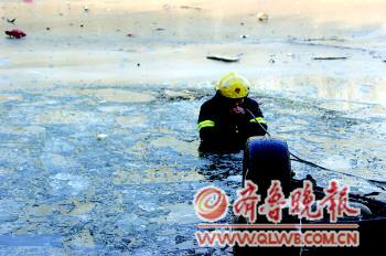 轿车被撞坠入冰河司机被困百余路人自发拉纤营救