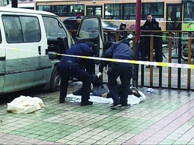 停车场报废面包车内躺男尸已停放半年