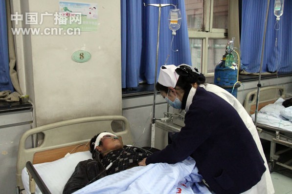 甘肃兰州机场高速发生车祸致1死40余伤(图)