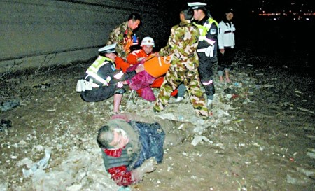 六旬翁欲轻生醉陷淤泥民警“拔”一小时救出(图)