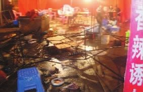 小车横扫夜宵摊撞伤11人逃逸称回家拿钱(图)