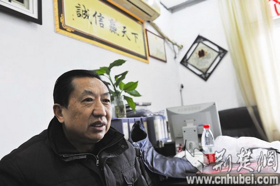 “酒变油”研究者穷困潦倒欲征婚渡过难关(图)
