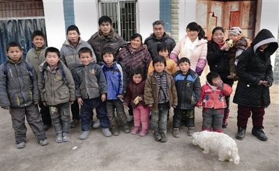 贫穷农民6年收养28名孤残儿童(图)