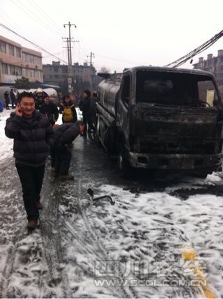油罐车避让公交发生爆炸距西南最大油库仅500米