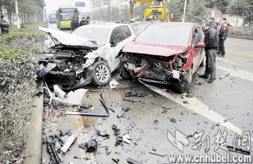 女司机错将油门当刹车酿连环车祸致一死四伤