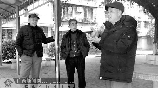 七旬老汉小区内播新闻5年多自称可以健身防老