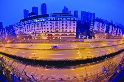 南京水西门高架桥墩钻2000爆破孔4.8秒内炸完