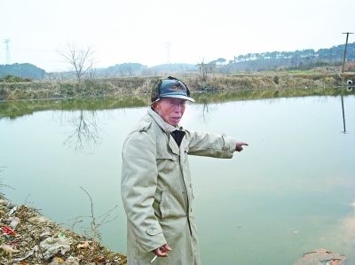 七旬老汉跃入水塘救起落水男童(图)
