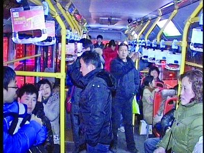 公交司机难忍乘客谩骂熄火下车调整情绪(图)