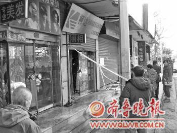 照相馆起火收废品老者砸窗相救救人未果难过无言