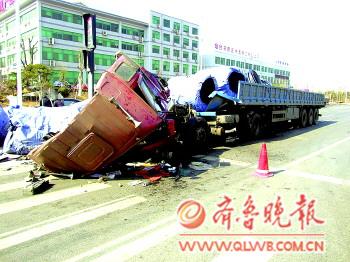 货车载筒状钢材疾行司机踩刹车遭货物砸扁车头