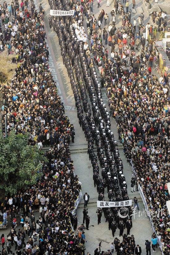 民警抓毒贩激烈交火中枪牺牲数万群众自发送行