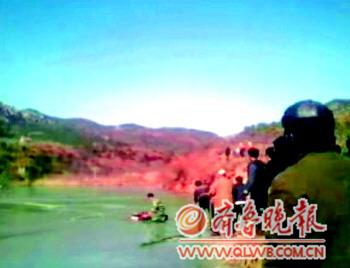 村民救落水者陷冰窟遇难为人胆小家人不信其救人