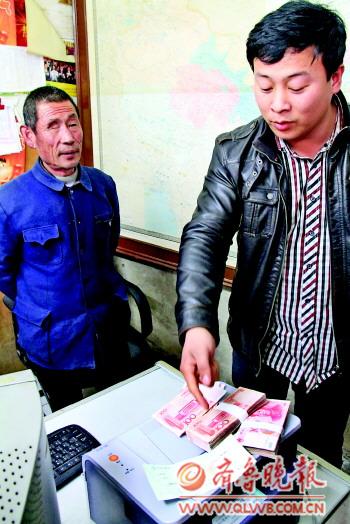 拾荒者退还银行多给1.5万元现金刚被骗5900元