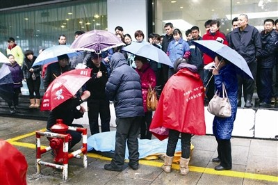 老人街头去世路人为遗体撑伞女士帮其整理遗容