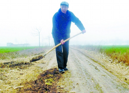 六旬老汉义务修路20年用坏34把铁锹被称当代愚公