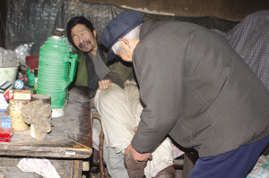 七旬翁照顾残疾邻居20年获道德奖换成油酒送人
