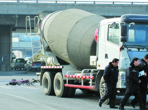 水泥罐车拐弯时轧死骑电动车小伙(图)