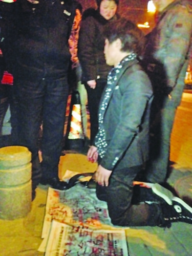 小伙当街下跪写血书求见女友称后悔分手(图)