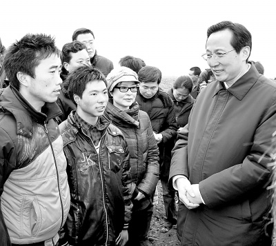 农业部长调研新生代农民工:维权等困难突出