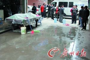 男子疑因生活压力大携4岁幼子跳楼双双死亡(图)