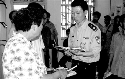 39岁交警处理高速事故时遭遇车祸殉职(图)