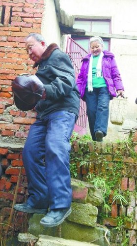 老夫妇省吃俭用50余年义捐30余万元款物(图)