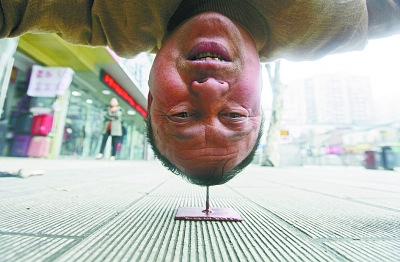 57岁男子能在铁钉上倒立承压极大头顶现凹坑(图)