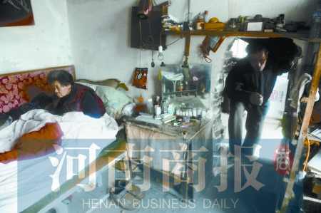 64岁老人照顾79岁患病老房客17年(图)