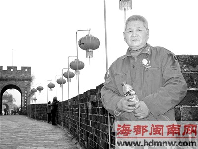 老环卫工捐资百次修古城墙家中一贫如洗(图)