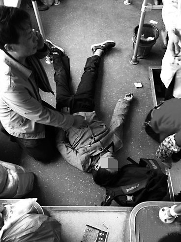14岁男孩公交车上摔倒殒命司机称没有急刹车(图)