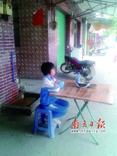 单身父亲收养弃婴八年:我只想养女有个户口