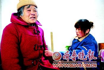 25岁女孩带瘫痪母亲打工三年曾多次被雇方拒绝