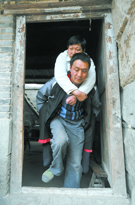 妻遇车祸瘫痪20年丈夫称“路有多远背你多远”