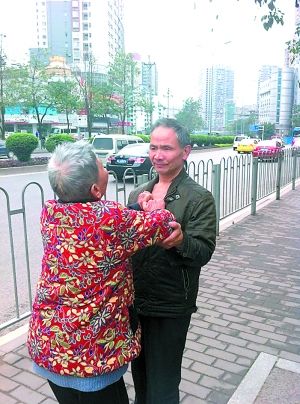 送报工每天坚持带瘫痪母亲康复锻炼(图)