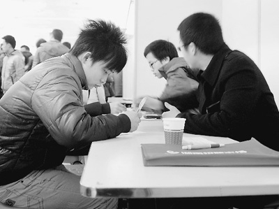 新生代农民工求职谋进取称不想像父辈一生打工