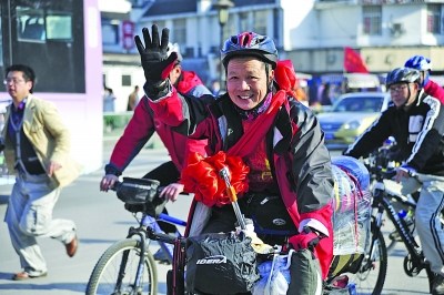 63岁男独自骑车进藏出发前每周骑行百公里锻炼