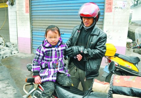 三轮车夫为救患病养女花光10万积蓄亲儿辍学打工