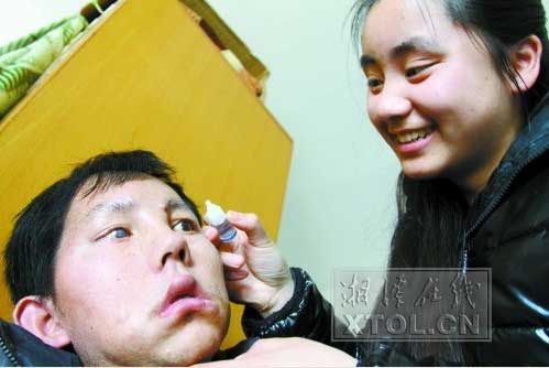 女大学生带重病爸爸上学打工赚钱扛起家庭重担