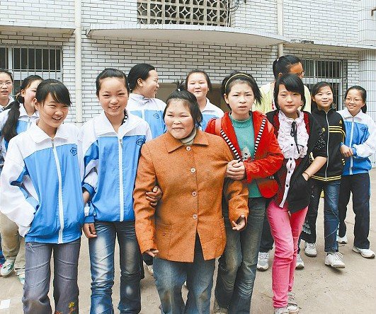 13岁少女带智障妈妈上学女课堂听讲母操场玩耍