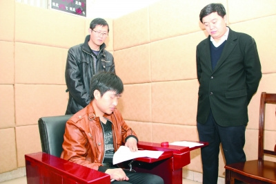 抢黄金男子浴室落网所持“手枪”为儿子玩具枪
