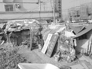 拾荒老汉用废料盖“三室一厅”被认定为违建遭拆