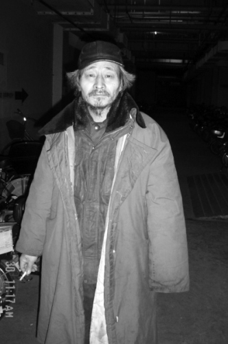 老年版“犀利哥”现身福州车库管理员练就绝技