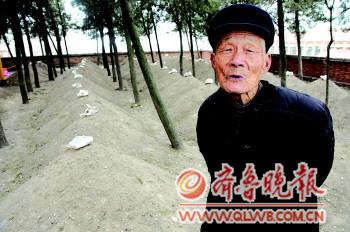 八旬老汉守烈士陵墓20年8岁目睹当时战斗情景