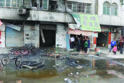 废品站煤气罐爆炸致2人烧伤(图)