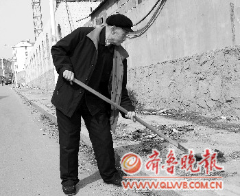 九旬老人义务修路保洁25年获奖金捐灾区