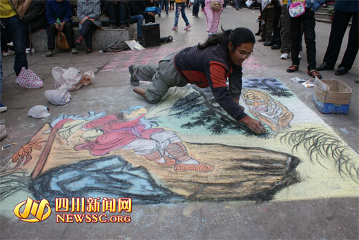 独腿男当街作画行乞网络蹿红称有尊严不主动要钱